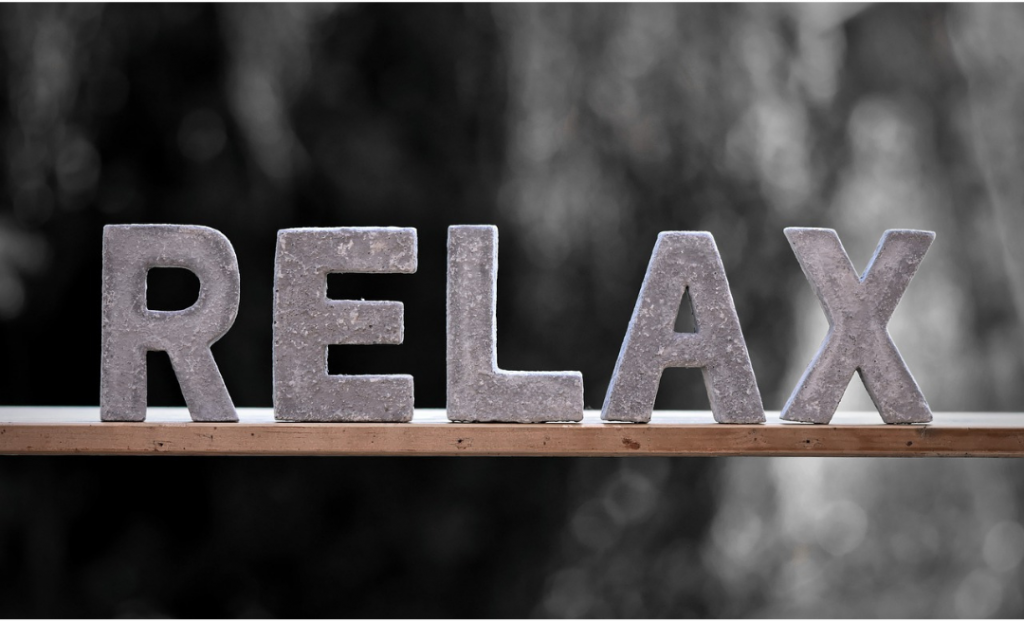 Morceaux de bois représentant le mot "relax"